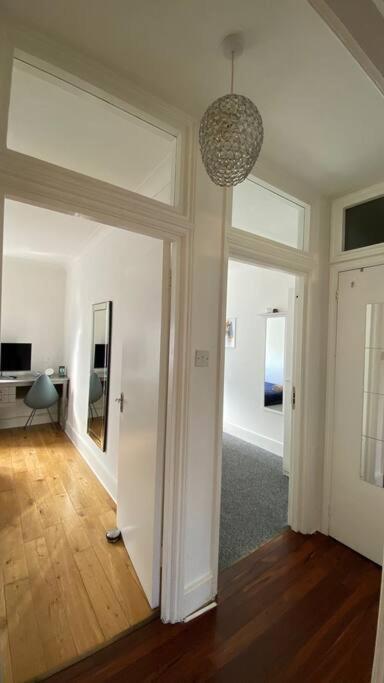 2 Bedroom Flat In Camberwell Green - Central Location With Excellent Connections To Tourist Attractions And Main London Airports Экстерьер фото
