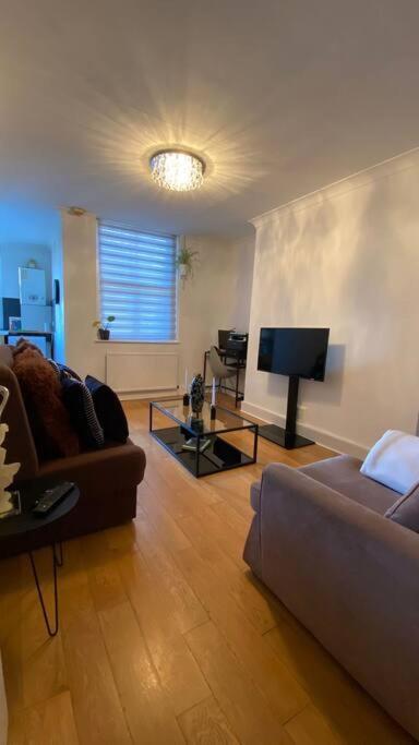 2 Bedroom Flat In Camberwell Green - Central Location With Excellent Connections To Tourist Attractions And Main London Airports Экстерьер фото