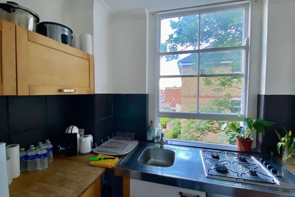2 Bedroom Flat In Camberwell Green - Central Location With Excellent Connections To Tourist Attractions And Main London Airports Экстерьер фото