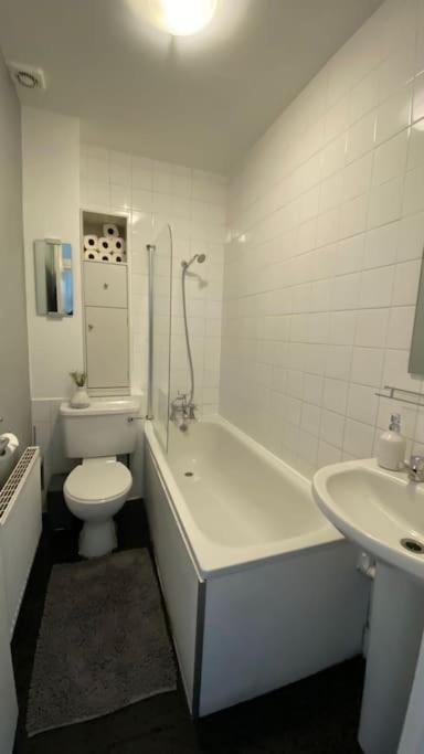 2 Bedroom Flat In Camberwell Green - Central Location With Excellent Connections To Tourist Attractions And Main London Airports Экстерьер фото