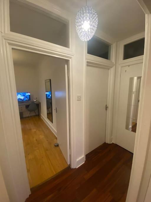 2 Bedroom Flat In Camberwell Green - Central Location With Excellent Connections To Tourist Attractions And Main London Airports Экстерьер фото
